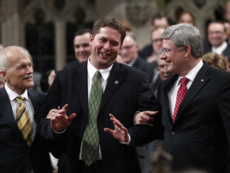 Thủ tướng Canada Stephen Harper (phải) chúc mừng tân Chủ tịch Hạ viện 32 tuổi Andrew Scheer (giữa).